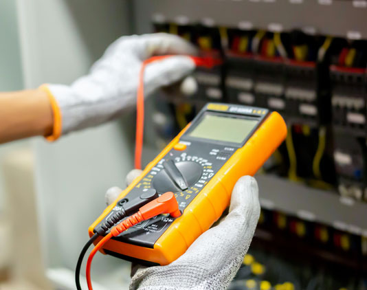Handwerker bei der Elektroinstallation einer Photovoltaik-Anlage
