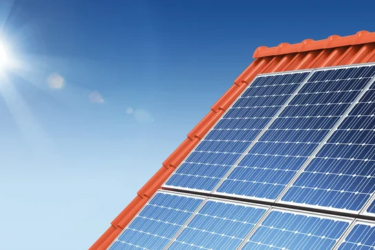 Impression einer Photovoltaik-Anlage auf einem Steildach