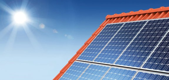 Impression einer Photovoltaik-Anlage auf einem Steildach