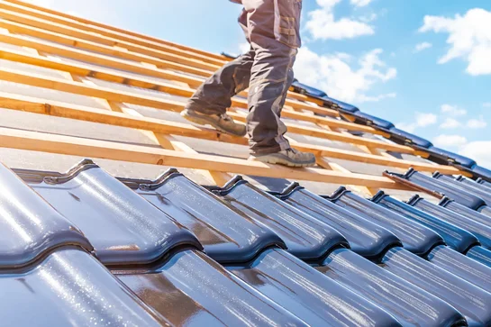Dachdecker von Meisterdach Fladung beim Eindecken eines Steildachs mit Ziegeln