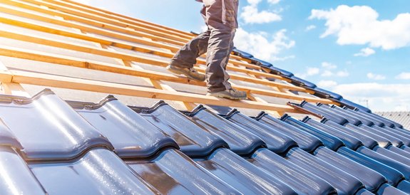 Dachdecker von Meisterdach Fladung beim Eindecken eines Steildachs mit Ziegeln