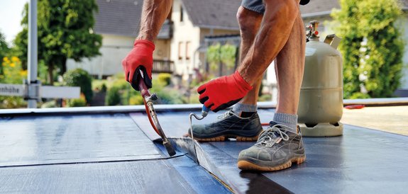 Dachdecker von Mesiterdach Fladung bei der fachgerechten Abdichtung eines Flachdachs